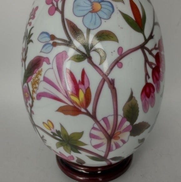 Large Asian inspired porcelain floral egg - Picture 5 of 7